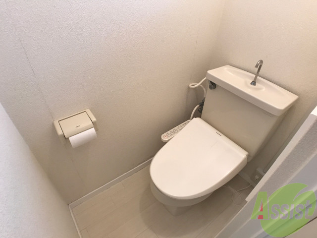 トイレ　人気のウォシュレットつきのトイレです。快適ですよ。