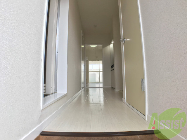 玄関　玄関からの目線です。右がトイレ、左がお風呂場です。