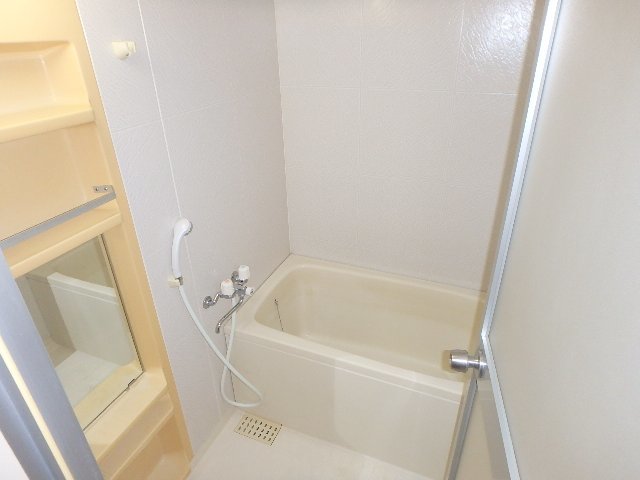 バス・シャワールーム　※同タイプの別号室の写真です