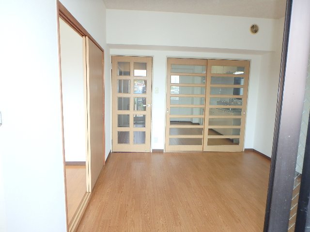 居室・リビング　※同タイプの別号室の写真です