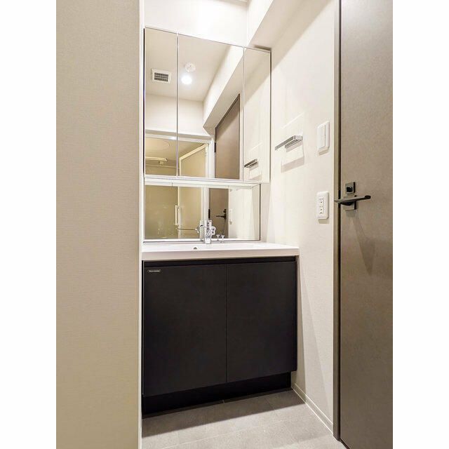 洗面設備　ゆったりとスペースのある洗面所