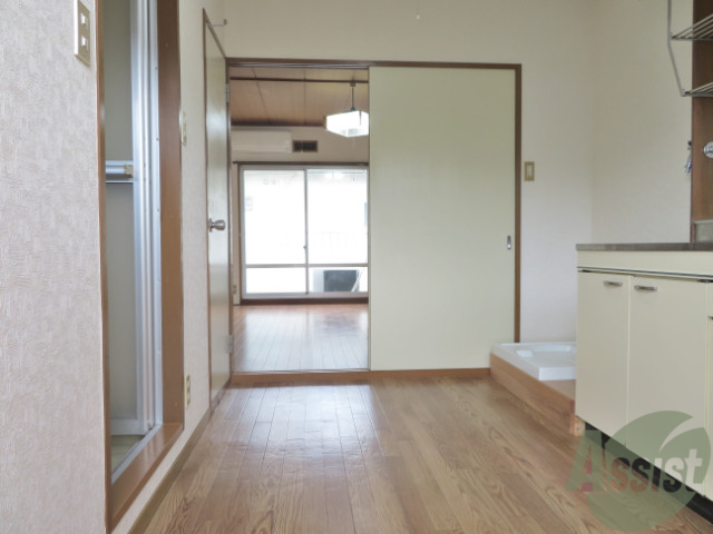 玄関　玄関を入ると右にはキッチンがあり左には浴室になります。