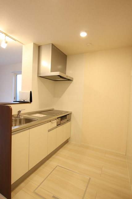 キッチン　★コンロ：２口ＩＨ・１口ラジエントヒーター