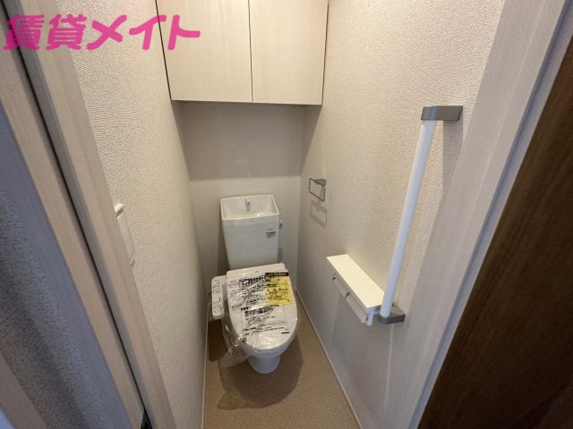 トイレ　同型、反転タイプの部屋写真です。