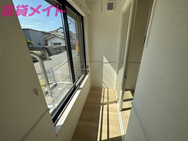 バルコニー　同型、反転タイプの部屋写真です。