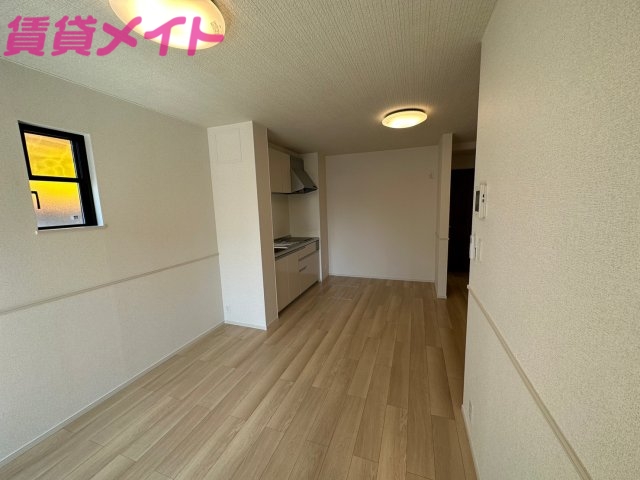 居室・リビング　同型、反転タイプの部屋写真です。