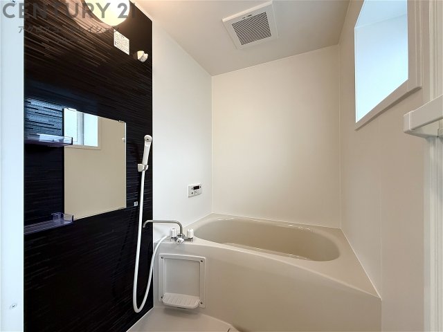 バス・シャワールーム　浴室内に窓があり換気良好です