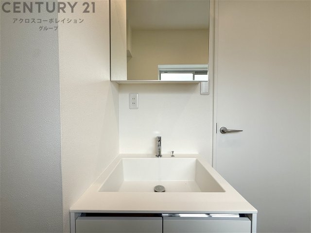 洗面設備　アメニティ収納棚ありの独立洗面台です