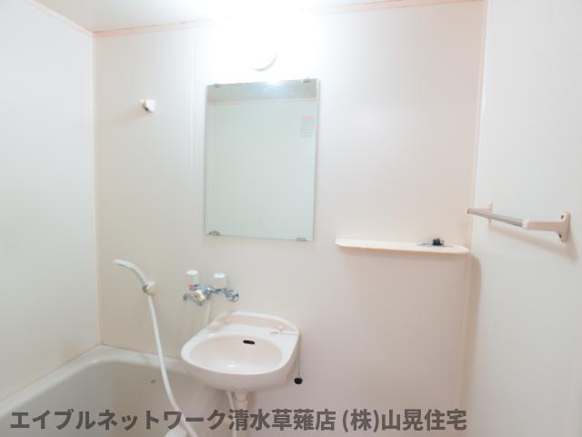 洗面設備　明るい洗面所です