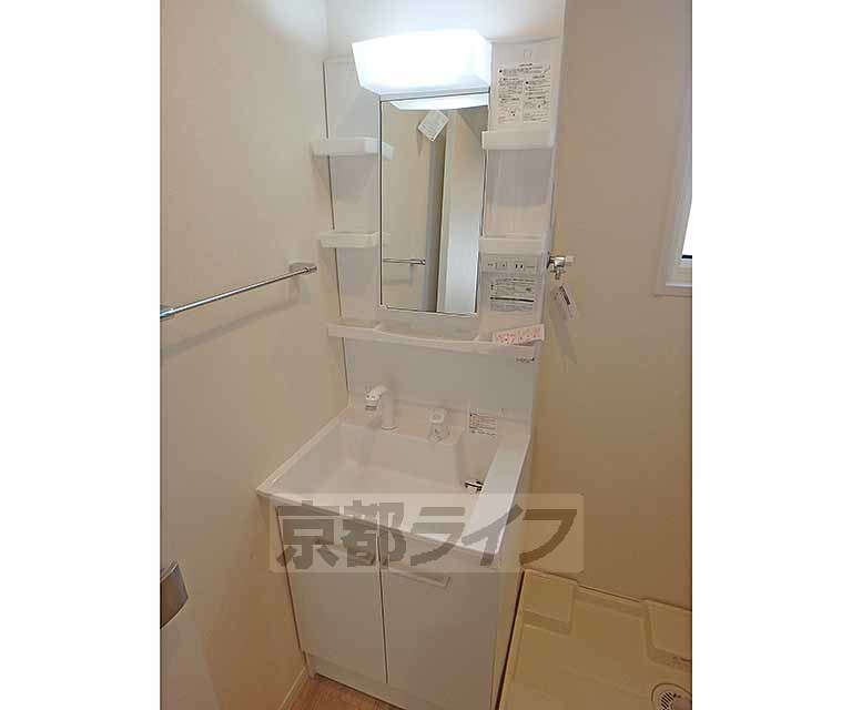 洗面設備　綺麗な独立洗面台です。