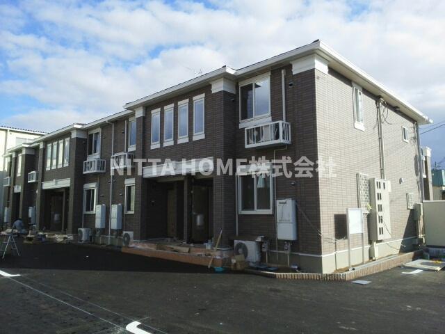 建物外観　エアコン２台で全室装備◎室内収納たっぷり＆外部物置付きです☆