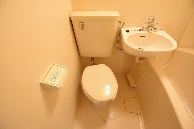 トイレ　浴室内に洗面台付き！