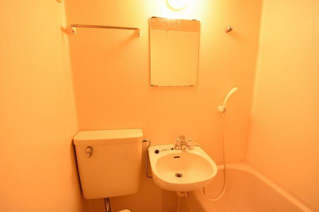 洗面設備　浴室内にトイレがあります☆