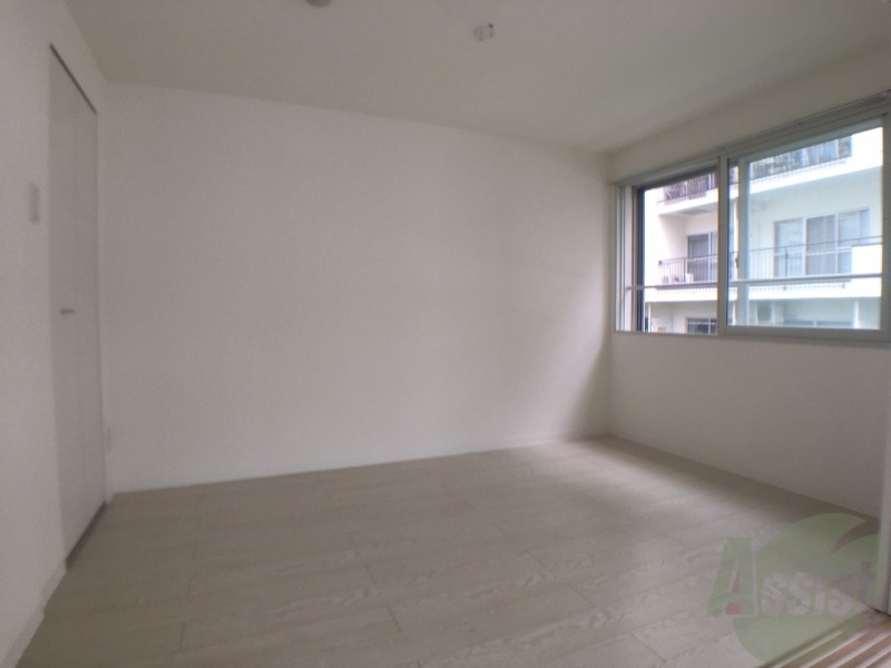 その他部屋・スペース　寝室はこちらです。光が差し込む、温かみのあるお部屋です。