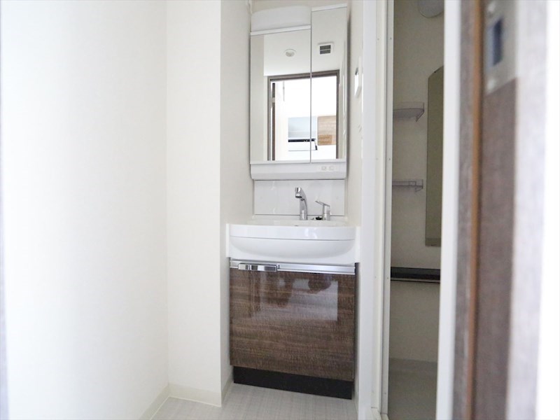 洗面設備　脱衣所　独立洗面台（シャンプードレッサー付）収納スペース有