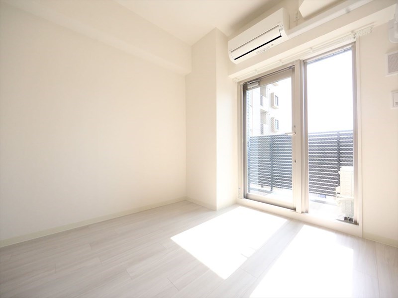 バルコニー　洋室6.5帖　エアコン完備　クローゼット付　バルコニー