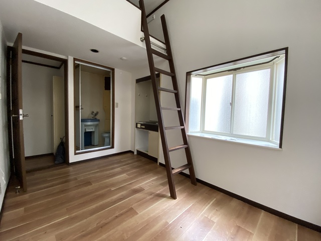 居室・リビング　２面採光の角部屋のお部屋です。室内綺麗です。