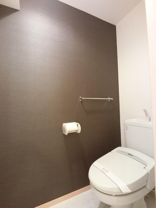 トイレ　温水洗浄暖房便座トイレはアクセントクロスが素敵ですね