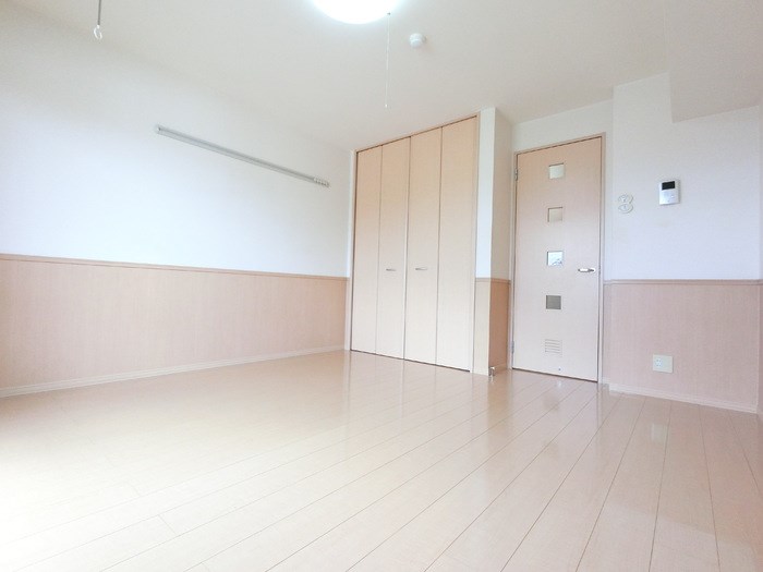 居室・リビング　9帖洋室は明るい雰囲気のお部屋です