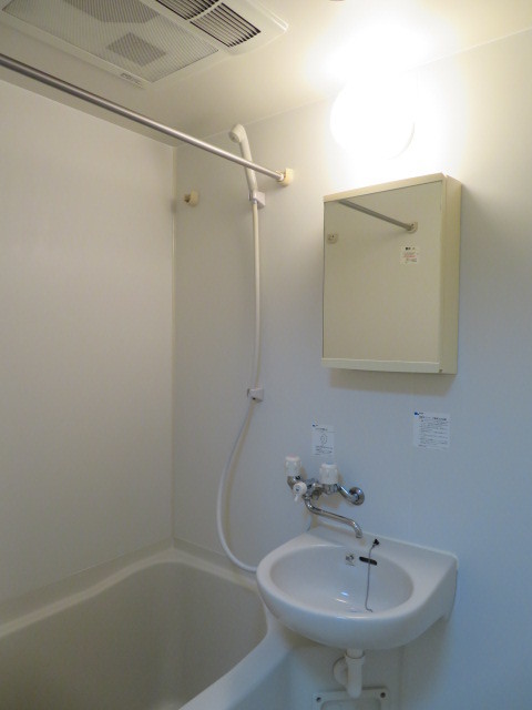 バス・シャワールーム　コンパクトで使いやすいお風呂です