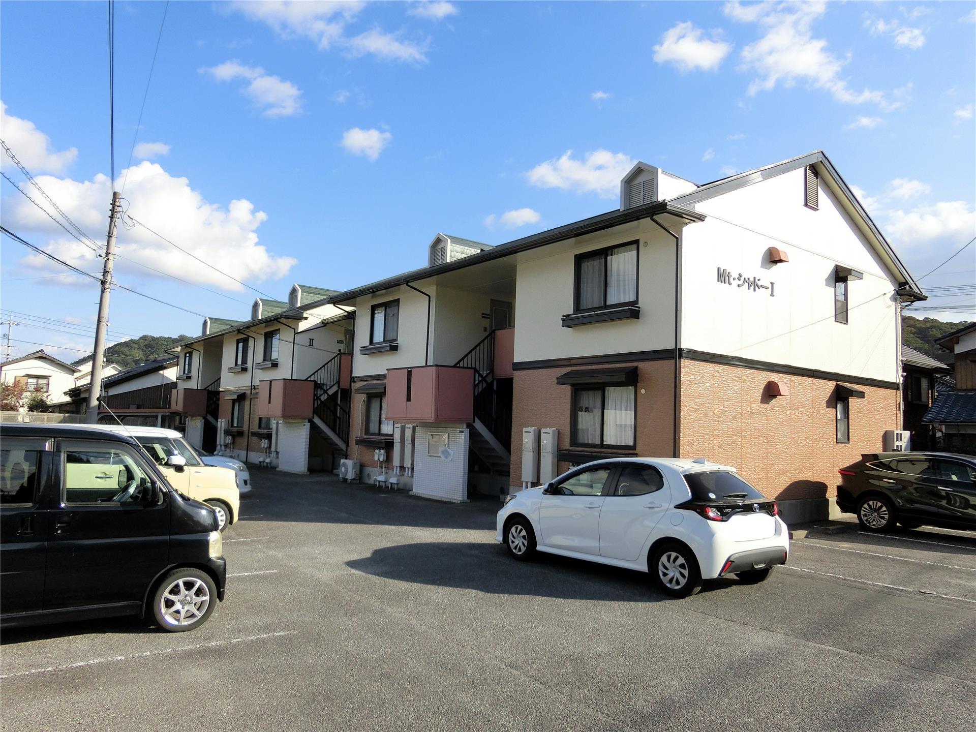 建物外観　白と茶色のコントラストが綺麗なアパートです。