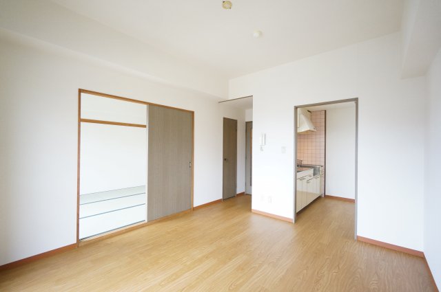 居室・リビング　※同物件・反転タイプの写真です。