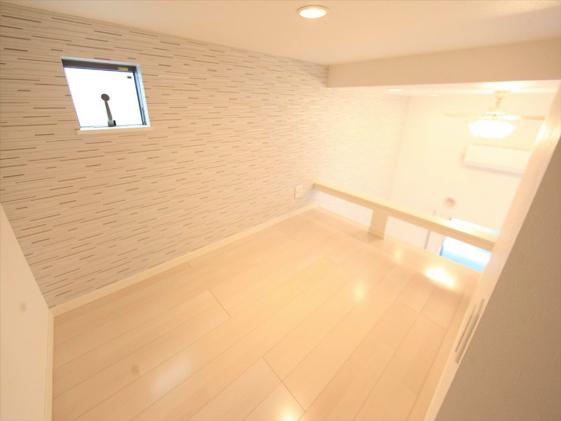 その他部屋・スペース　上階ロフト3.4帖（収納としてもお部屋としても使えます）