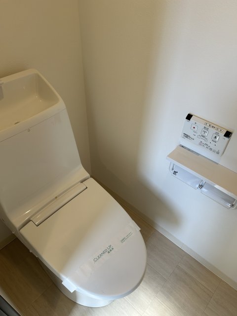 トイレ　同物件別号室のものです。