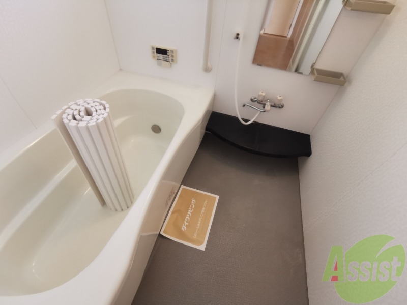 バス・シャワールーム　バスルームです。日々の疲れを癒すのに十分な広さですね。