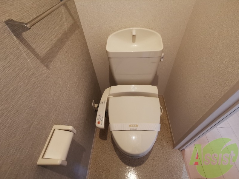 トイレ　温水洗浄便座です。シンプルで清潔感があります。
