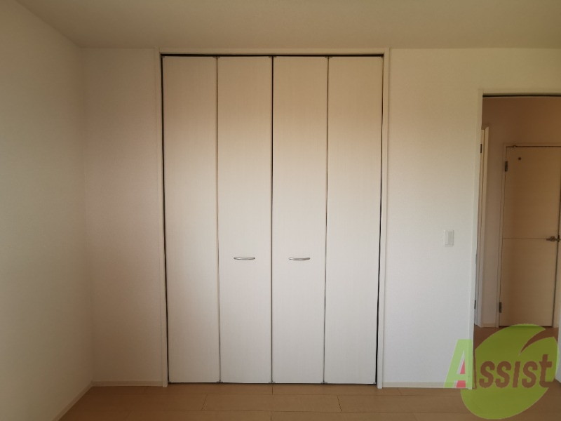 収納　８帖の洋室にあるクローゼットです。扉が大きく使いやすそう。