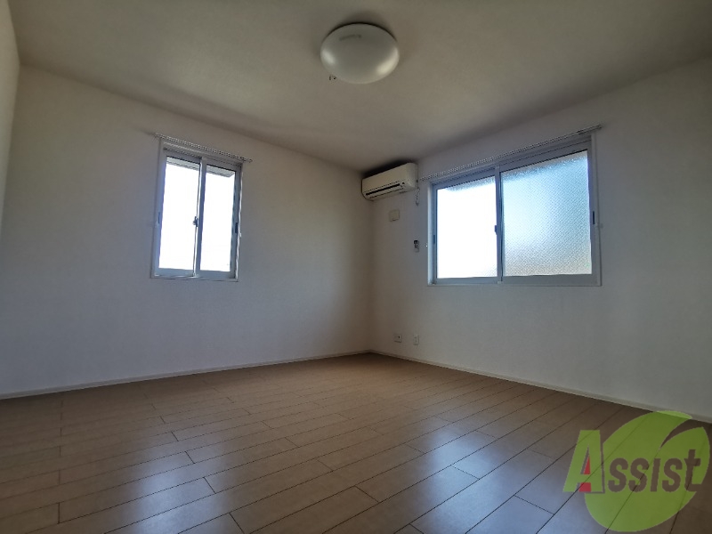 その他部屋・スペース　８帖の洋室です。広々としていて落ち着いた雰囲気がありますね。