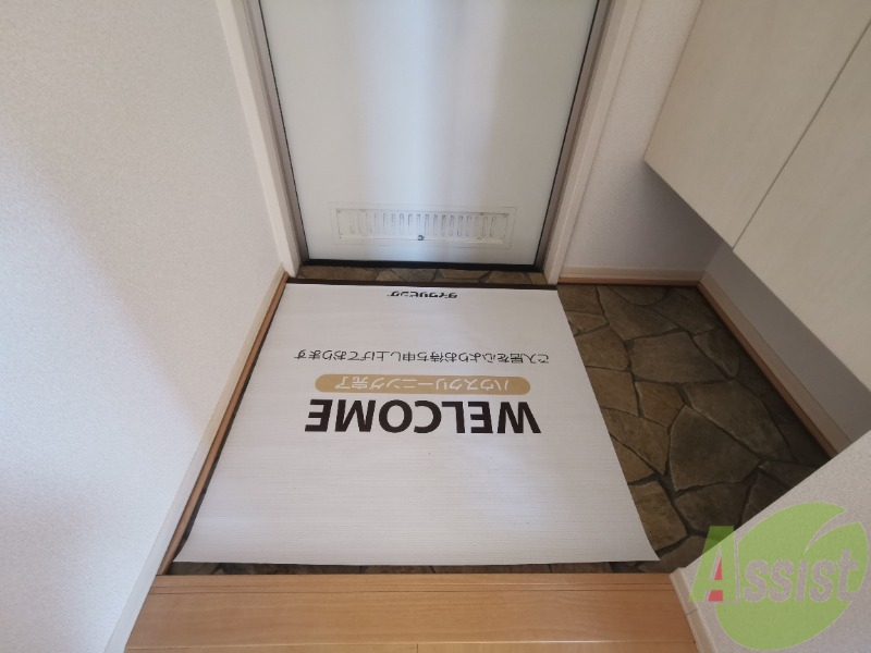 玄関　玄関です。シューズボックスが浮いているので掃除しやすそう。