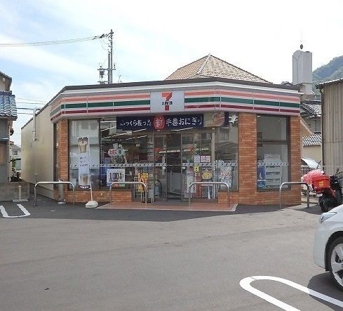 コンビニ　セブンイレブン（コンビニ）まで900m