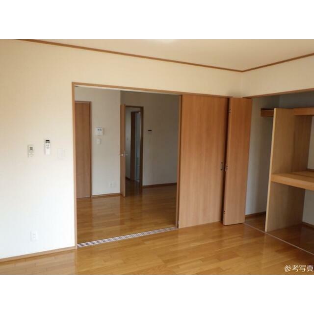 その他部屋・スペース　窓側から室内を見る