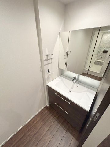 洗面設備　独立洗面台、小物を置くことができて便利です