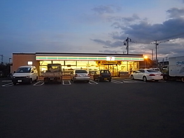 コンビニ　セブンイレブン 松戸六実駅前店（コンビニ）まで120m