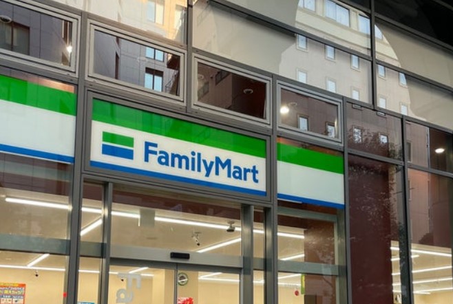 コンビニ　ファミリーマート汐留イタリア街店（コンビニ）まで70m