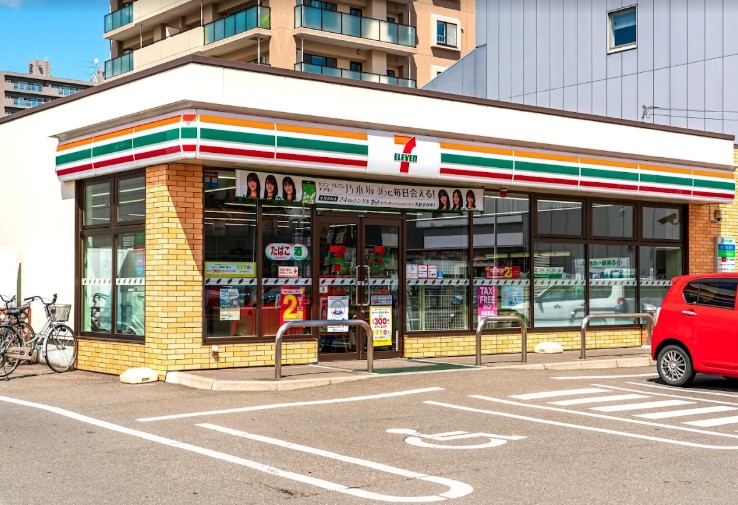 コンビニ　セブンイレブン札幌北13条東駅前店（コンビニ）まで137m