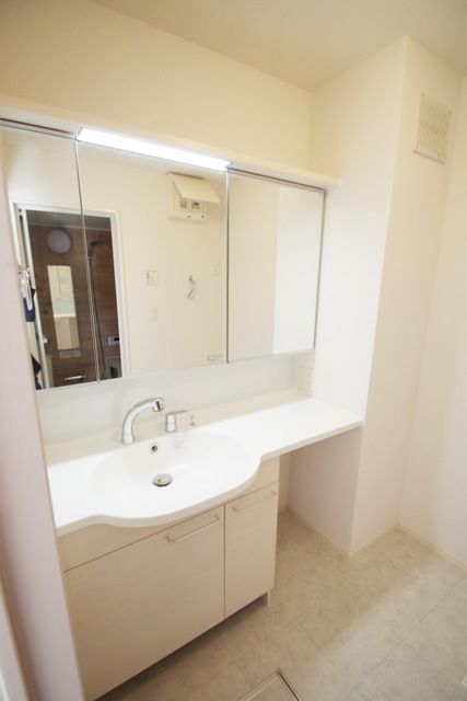 洗面設備　★三面鏡付きのおしゃれな洗面台★