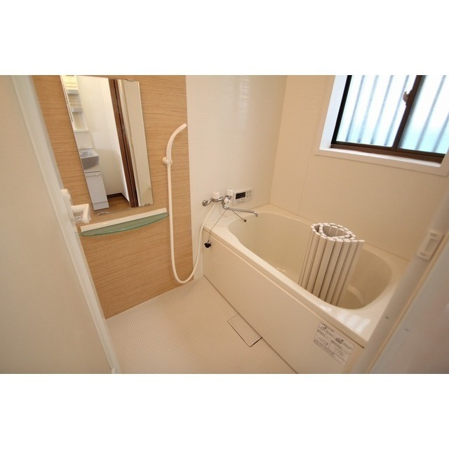 バス・シャワールーム　追い焚き機能・窓あり