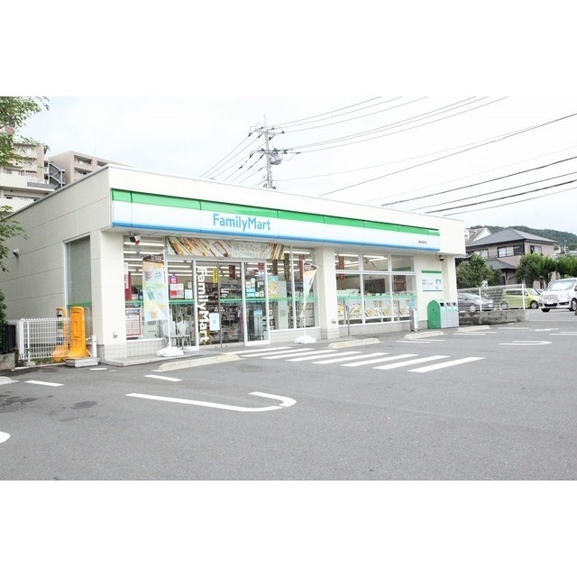 コンビニ　ファミリーマート鶴巻温泉駅前店（コンビニ）まで220m