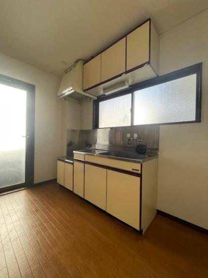 キッチン　流し台と上部収納棚