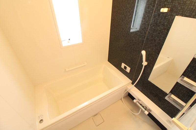 バス・シャワールーム　窓がついて明るいバスルーム