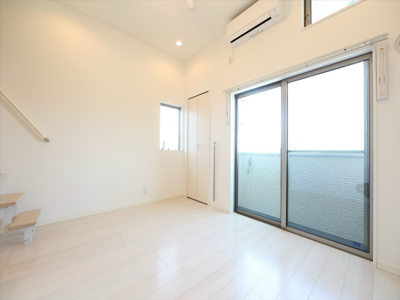 バルコニー　洋室6.5帖　上段ロフト6帖（収納でもお部屋でも使えます）