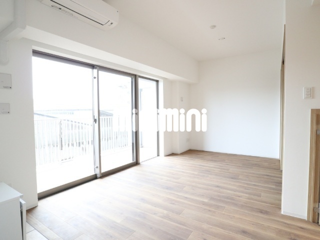 居室・リビング　別号室参考写真です