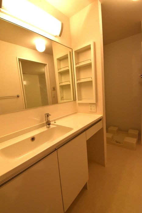 洗面設備　大きな鏡が魅力の洗面化粧台♪収納棚もあり身支度も楽々♪
