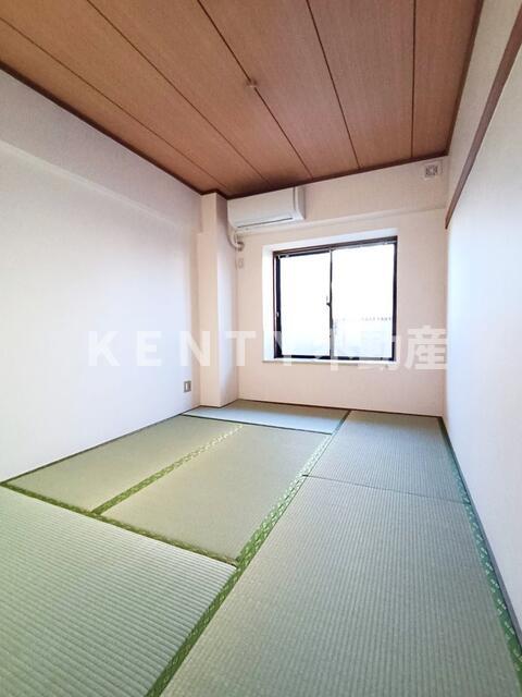 その他部屋・スペース　落ち着いた色調の寝室です