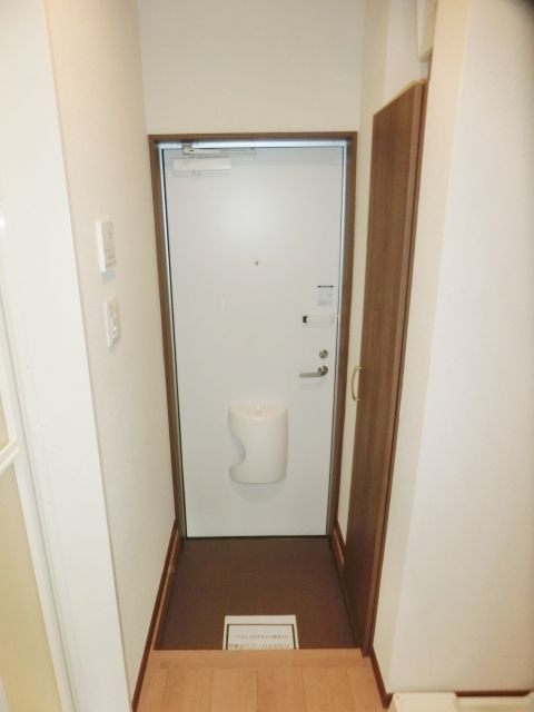 玄関　玄関にはシューズボックスがあります