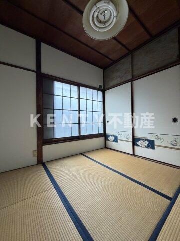 その他部屋・スペース　落ち着いた色調の寝室です